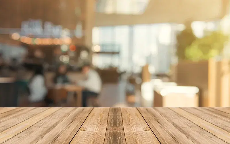 Uma cafeteria com o fundo desfocado